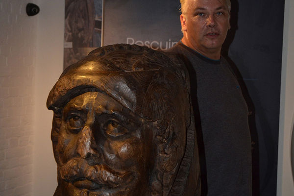 Thumbnail - Dave Parham, Senior Lecturer at Bournemouth University with a replica of the Swash Channel Wreck rudder head.